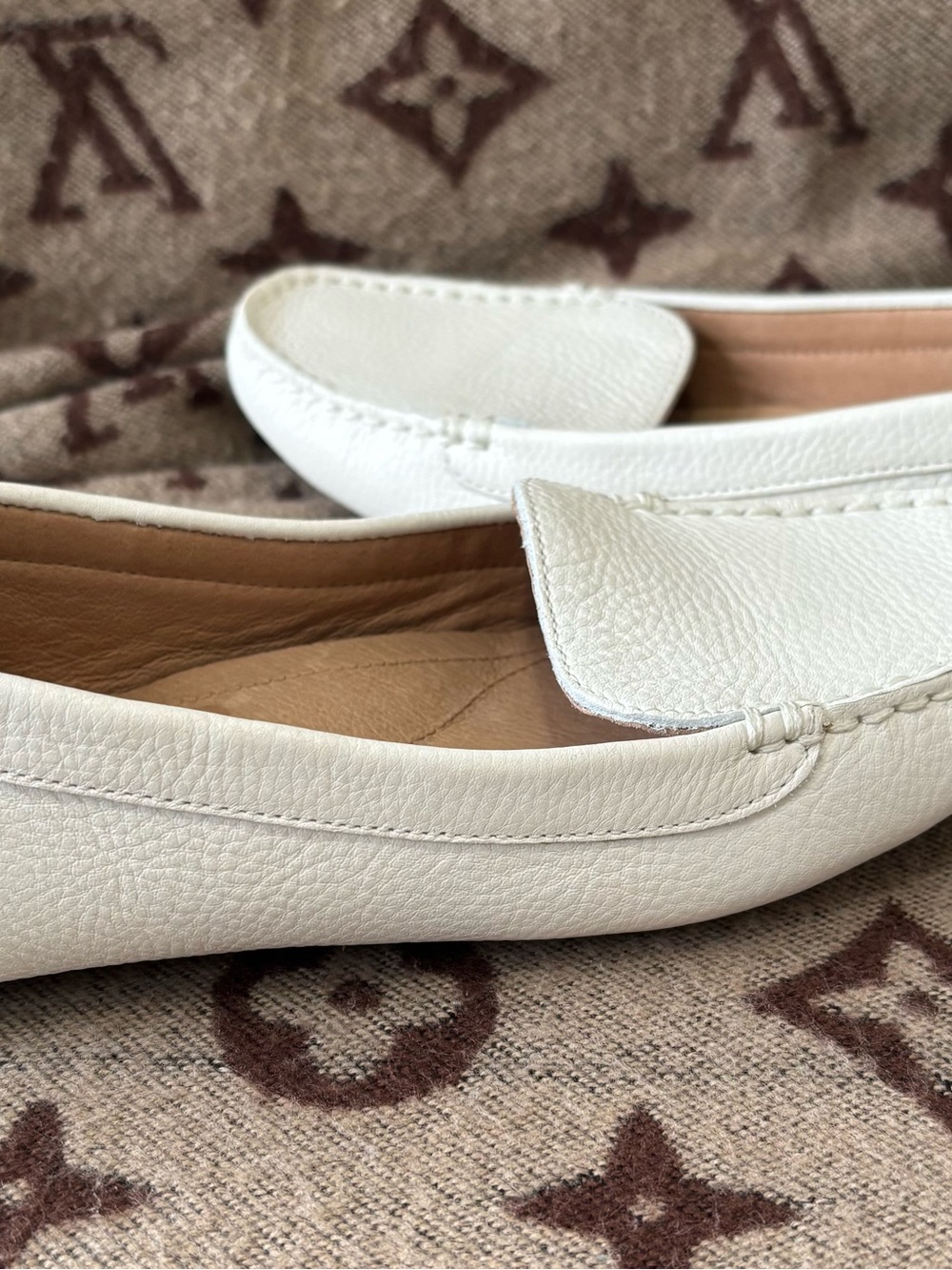 UGG Women's White Leather Driving Loafers - size 8.5 - Picture 4 of 7